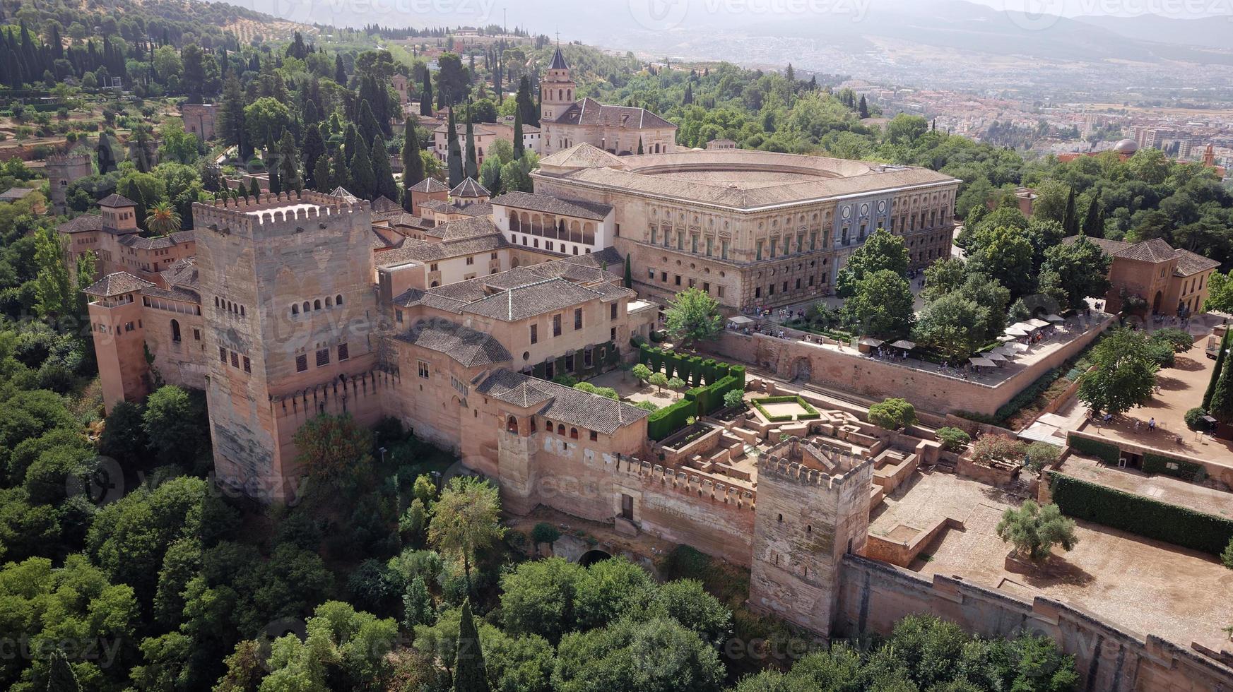 vista aérea de drones del palacio de la alhambra, granada durante el día soleado. arquitectura morisca. patrimonio mundial de la unesco españa. viajar en el tiempo y descubrir la historia. destinos increíbles para las vacaciones. foto