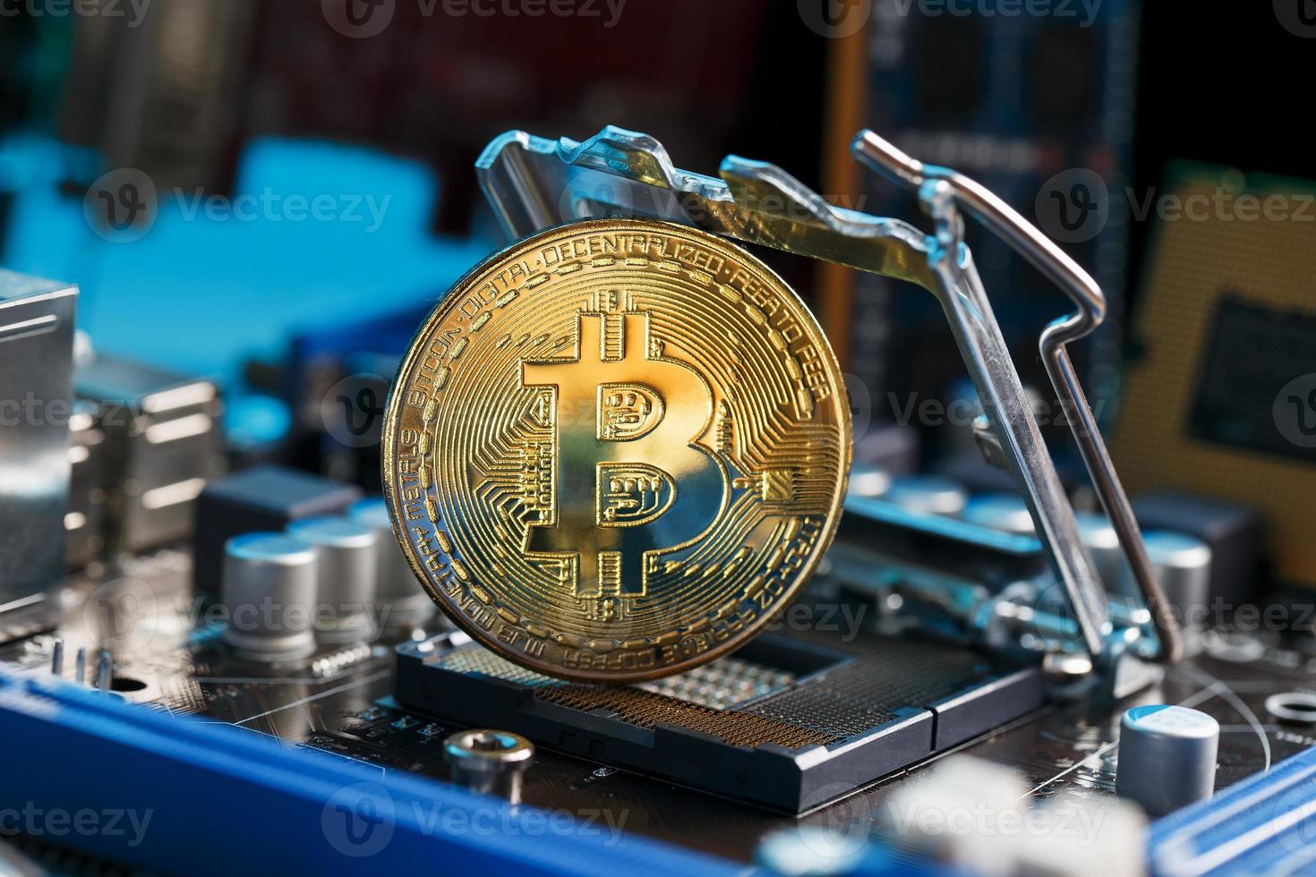 criptomoneda bitcoin dorada en la cpu de la placa de circuito de la computadora. tiro macro. foto