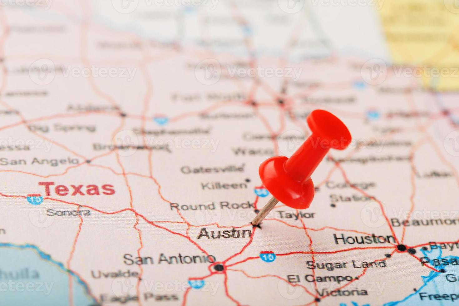 aguja clerical roja en un mapa de estados unidos, texas y la capital austin. Primer mapa de Texas con tachuela roja foto