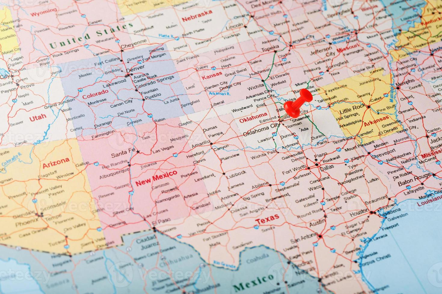 aguja clerical roja en un mapa de los estados unidos, oklahoma y la capital de la ciudad de oklahoma. Cerrar mapa de Oklahoma con tachuela roja foto