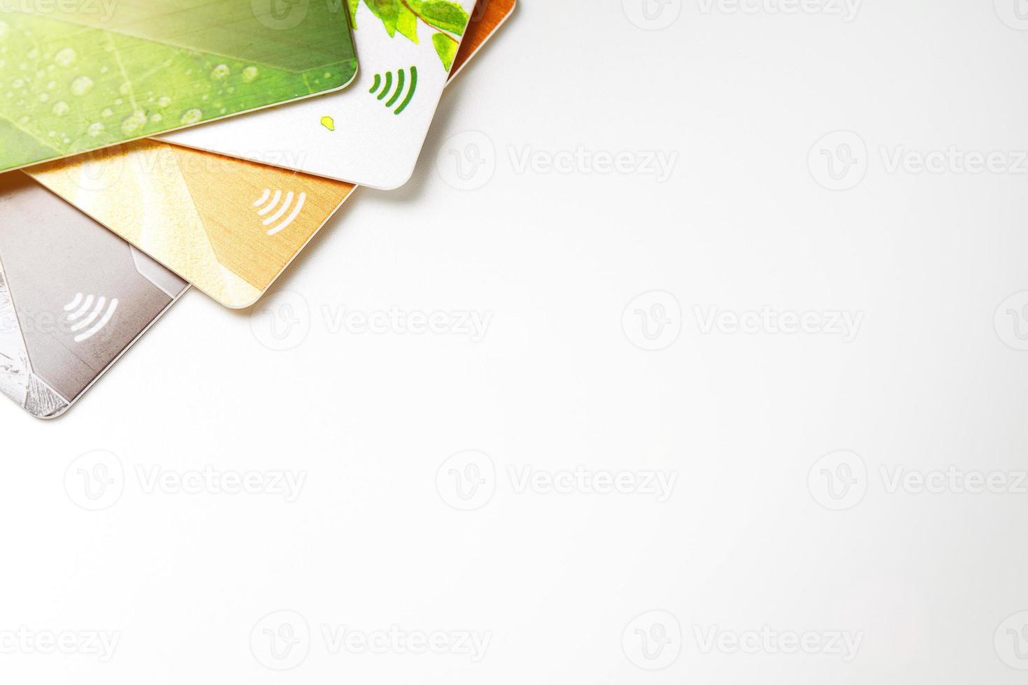 tarjetas de crédito con pago sin contacto. montón de tarjetas de crédito sobre fondo blanco aislado foto