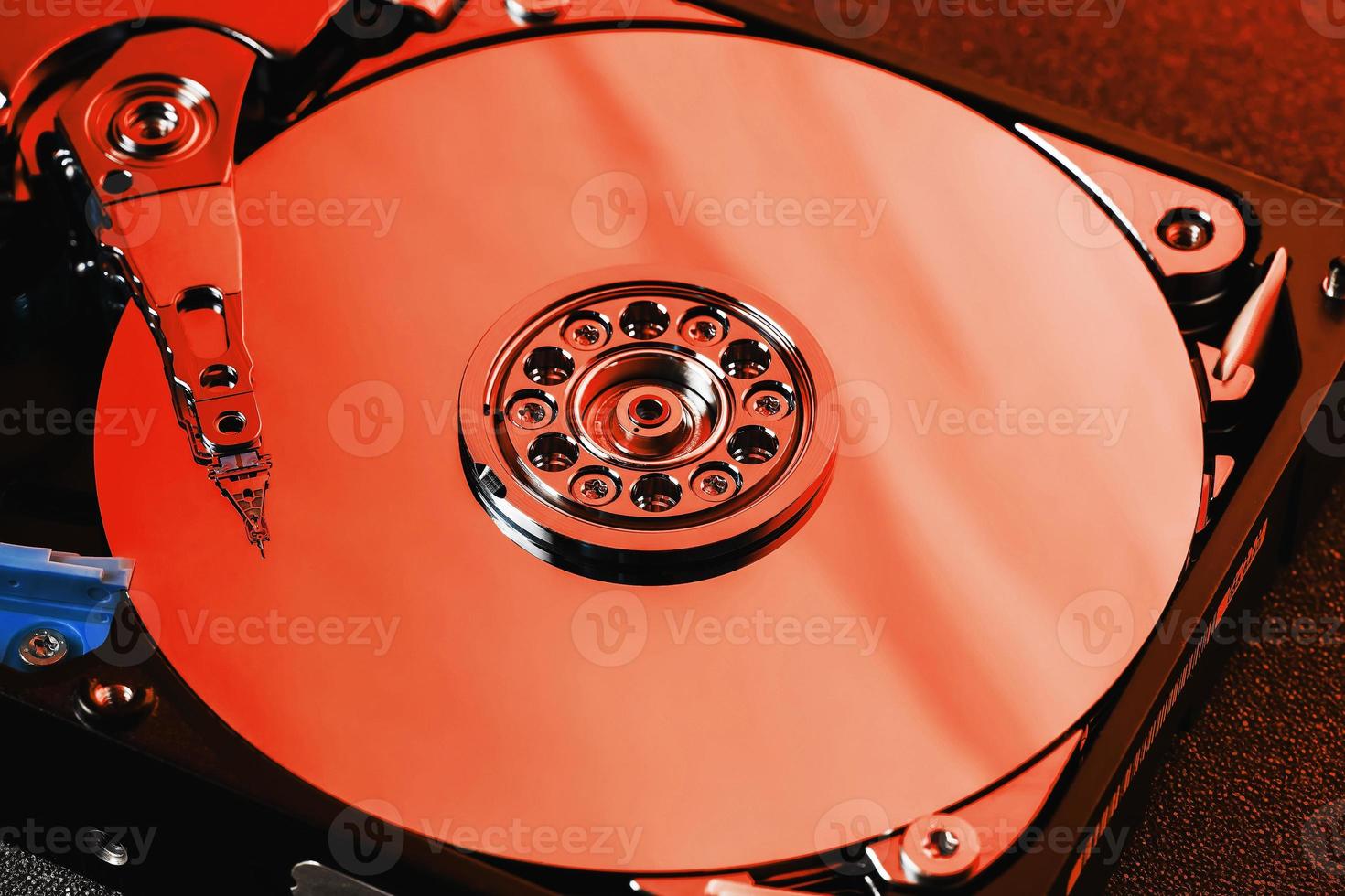 el disco duro del ordenador hdd es rojo, con efecto espejo. el disco duro de la computadora se ha abierto. foto