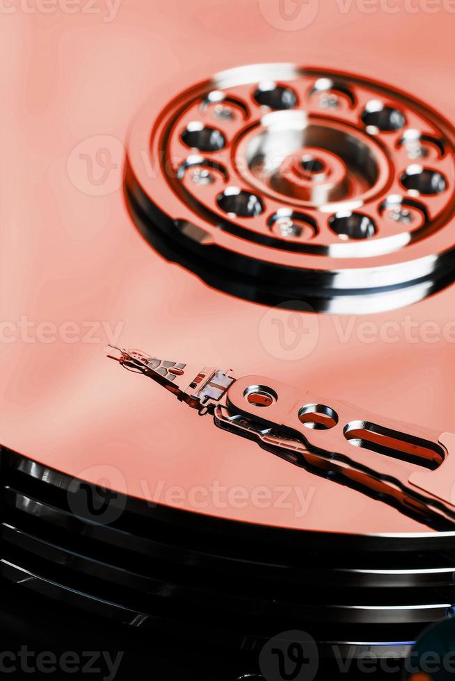 el disco duro del ordenador hdd es rojo, con efecto espejo. el disco duro de la computadora se ha abierto. foto