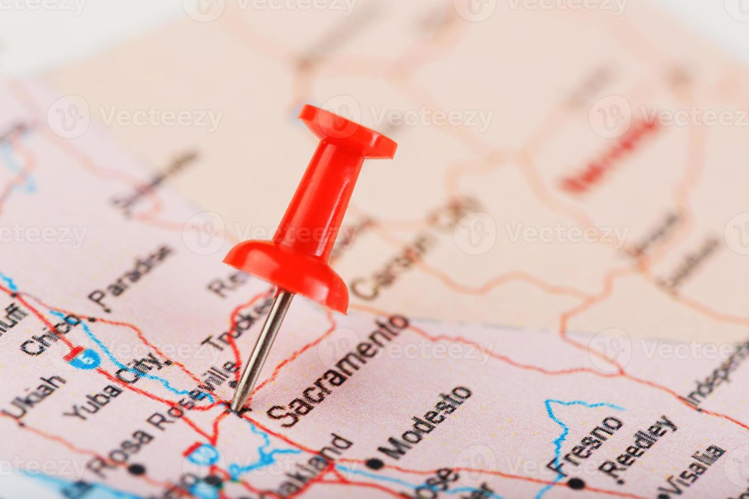 aguja clerical roja en un mapa de estados unidos, california y sacramento capital. Cerrar mapa de California con tachuela roja foto