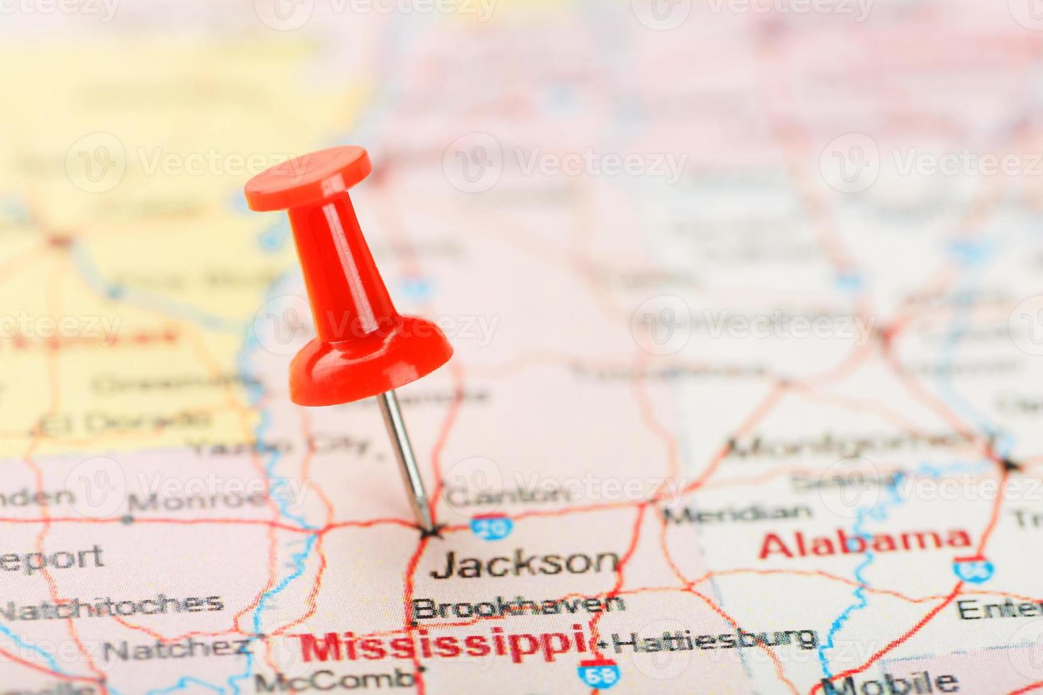 aguja clerical roja en un mapa de estados unidos, el sur de mississippi y la capital jackson. Cerrar mapa del sur de Mississippi con tachuela roja foto