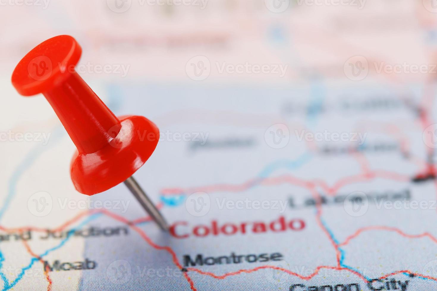 aguja clerical roja en un mapa de estados unidos, colorado y la capital denver. primer plano mapa colorado con tachuela roja, pin de mapa de estados unidos foto