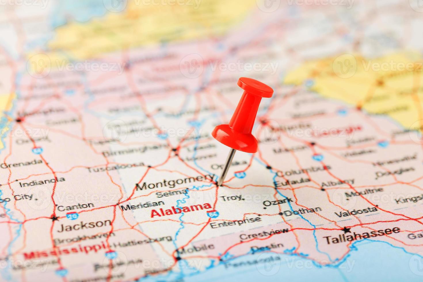 aguja clerical roja en un mapa de estados unidos, alabama del sur y la capital montgomery. cerrar mapa del sur de alabama con tachuela roja foto