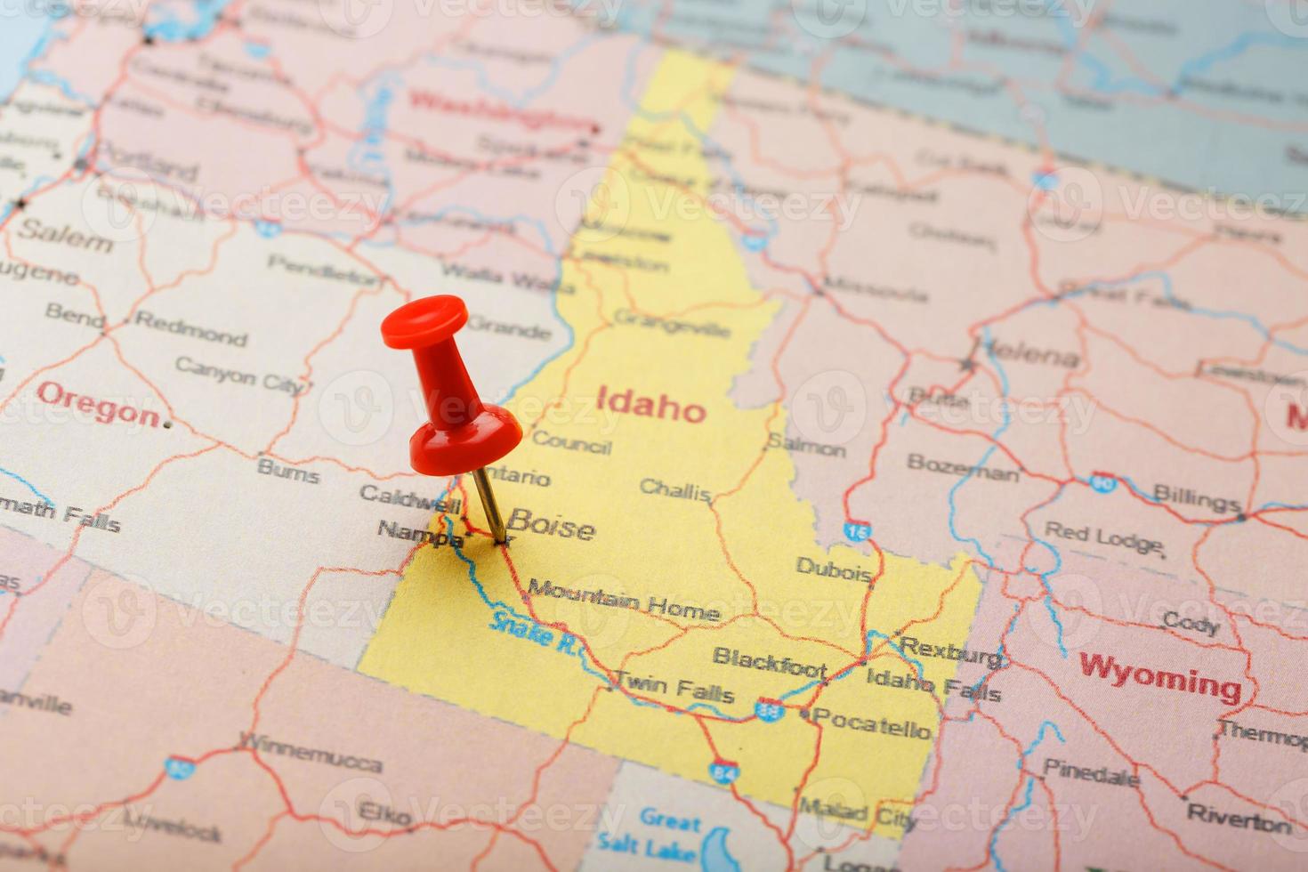 aguja clerical roja en un mapa de estados unidos, idaho y la capital boise. Mapa de primer plano de Idaho con tachuela roja foto