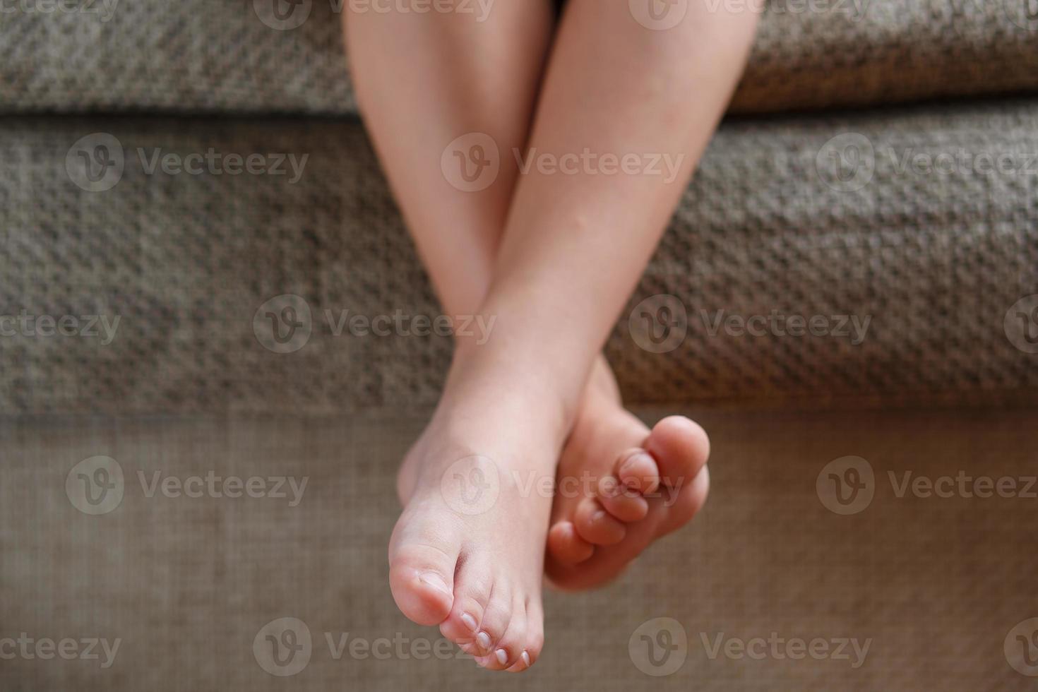 Bebé de 4 meses de edad sentado con los pies descalzos sobre una alfombra.  Juguetes en primer plano Fotografía de stock - Alamy