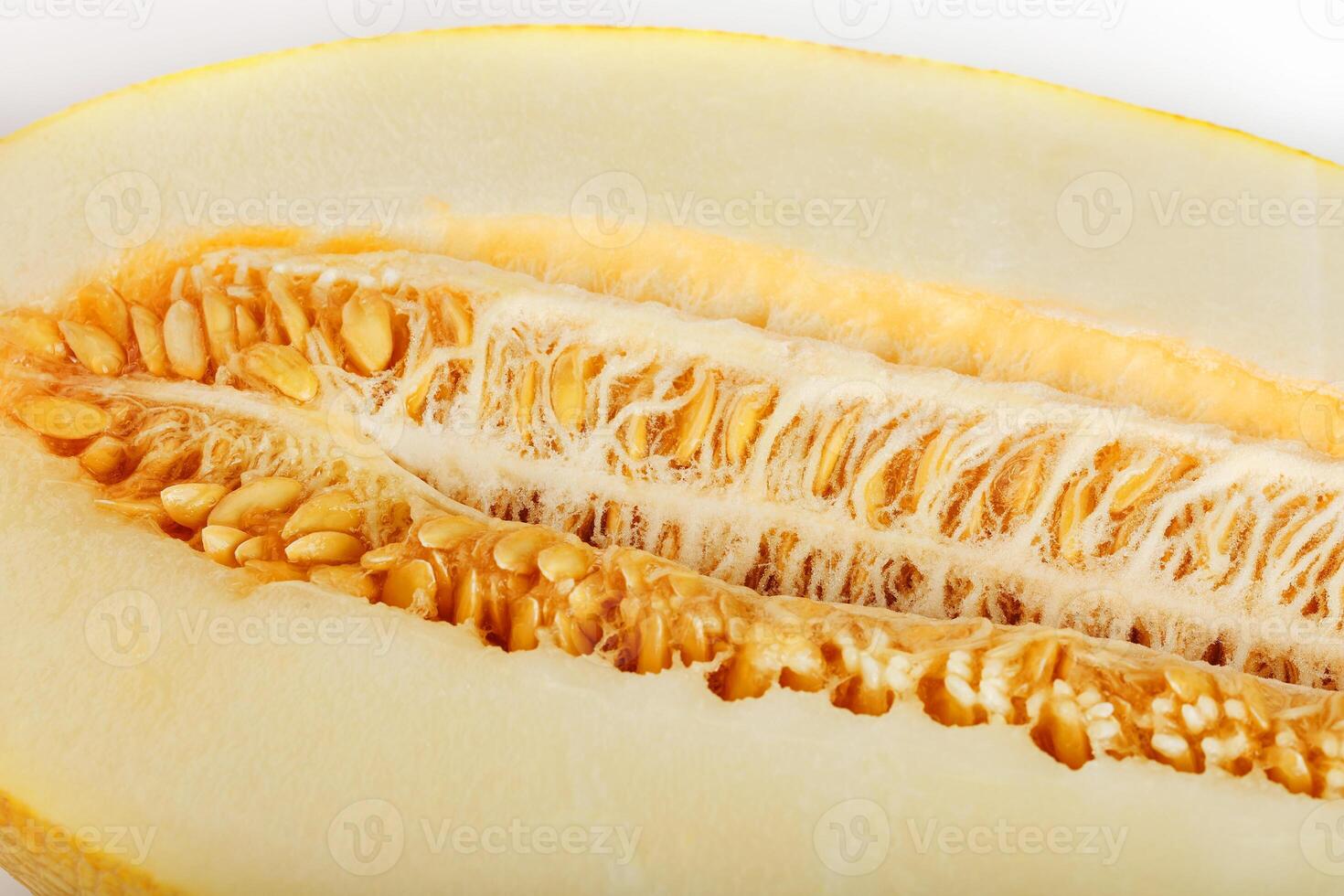 melón torpedo amarillo sobre fondo blanco, dividido en rodajas y