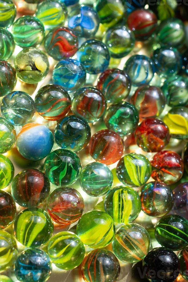 Bolas De Canicas De Cristal Sobre Fondo De Madera Imagen de archivo -  Imagen de verde, colorido: 161799043