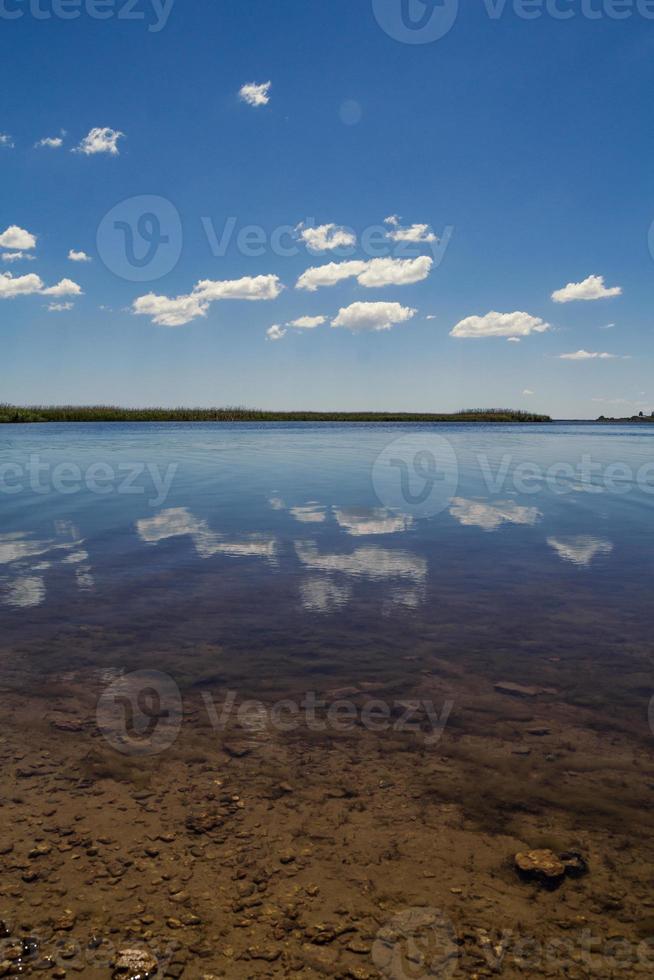 las nubes se reflejan en la foto del paisaje del agua