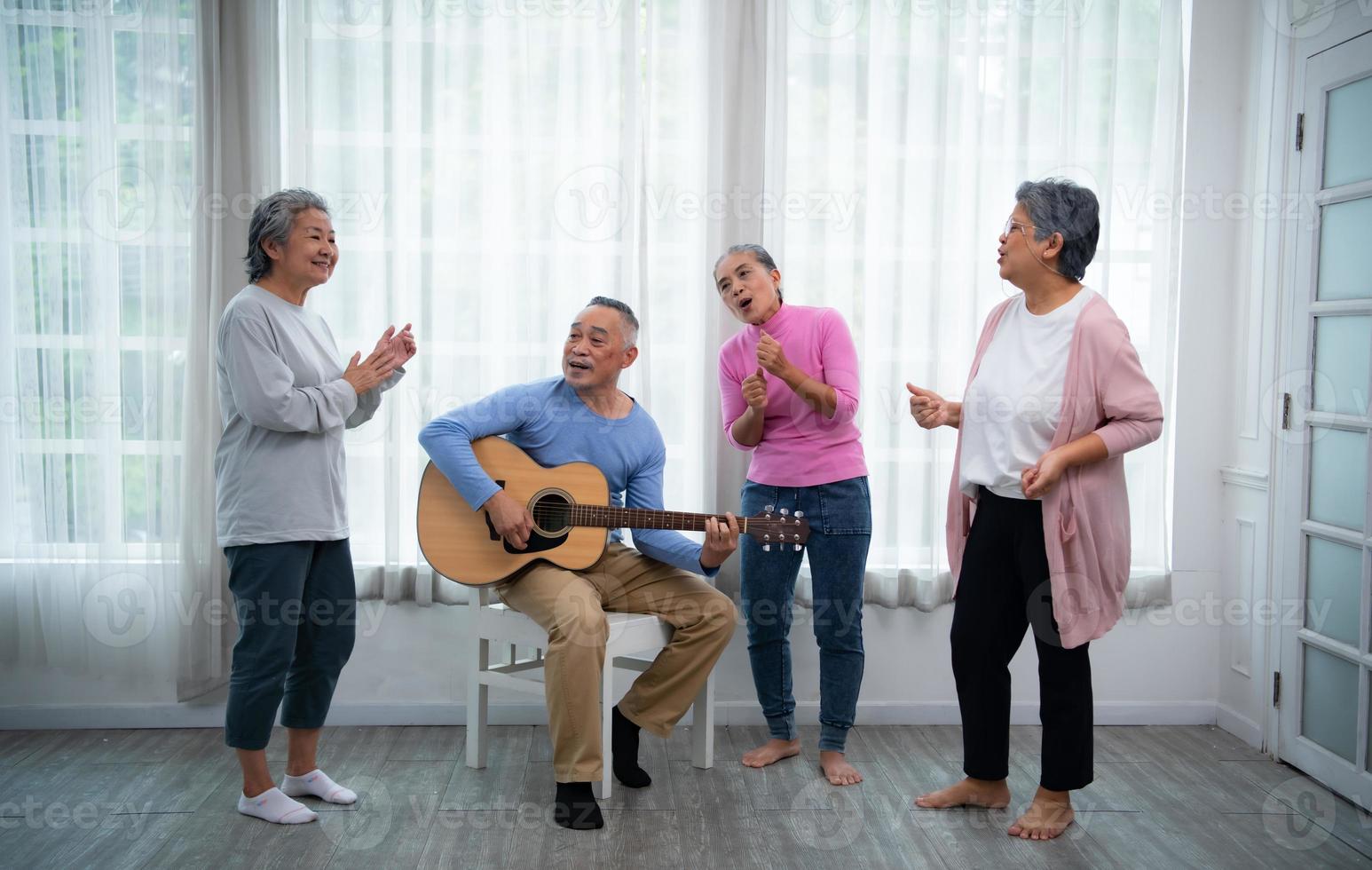 compañeros de personas mayores para relajarse durante el fin de semana, reunirse para actividades foto