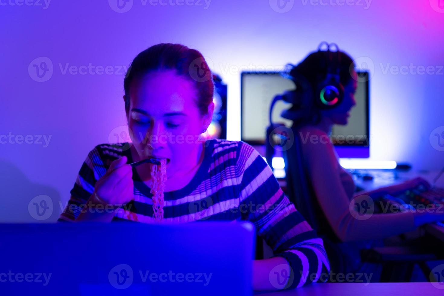 Asian women who rely heavily on computers to watch drama series until having to eat instant noodles in front of it, photo