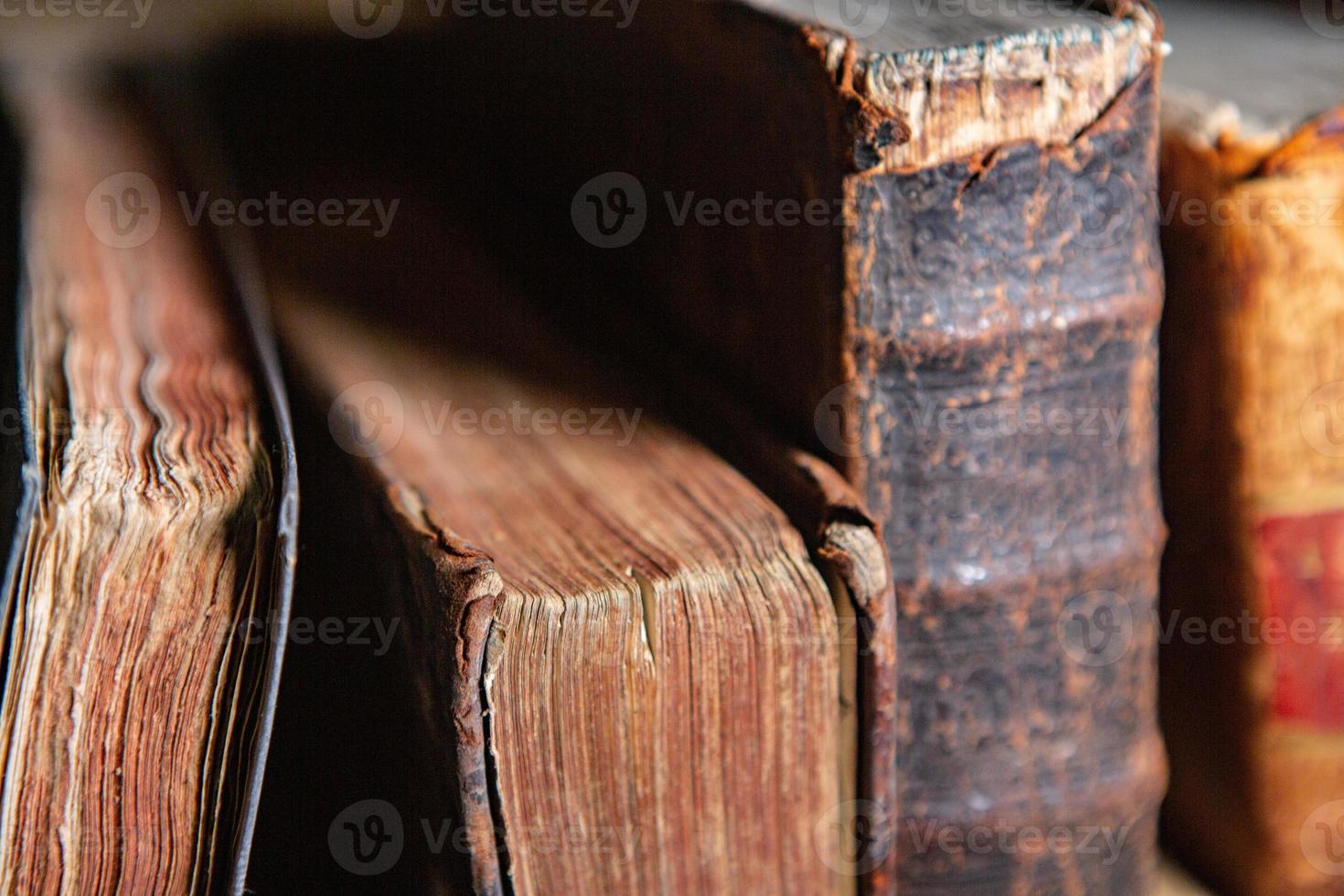 libros muy antiguos sentados en los estantes de la biblioteca. libros como símbolo del conocimiento. foto