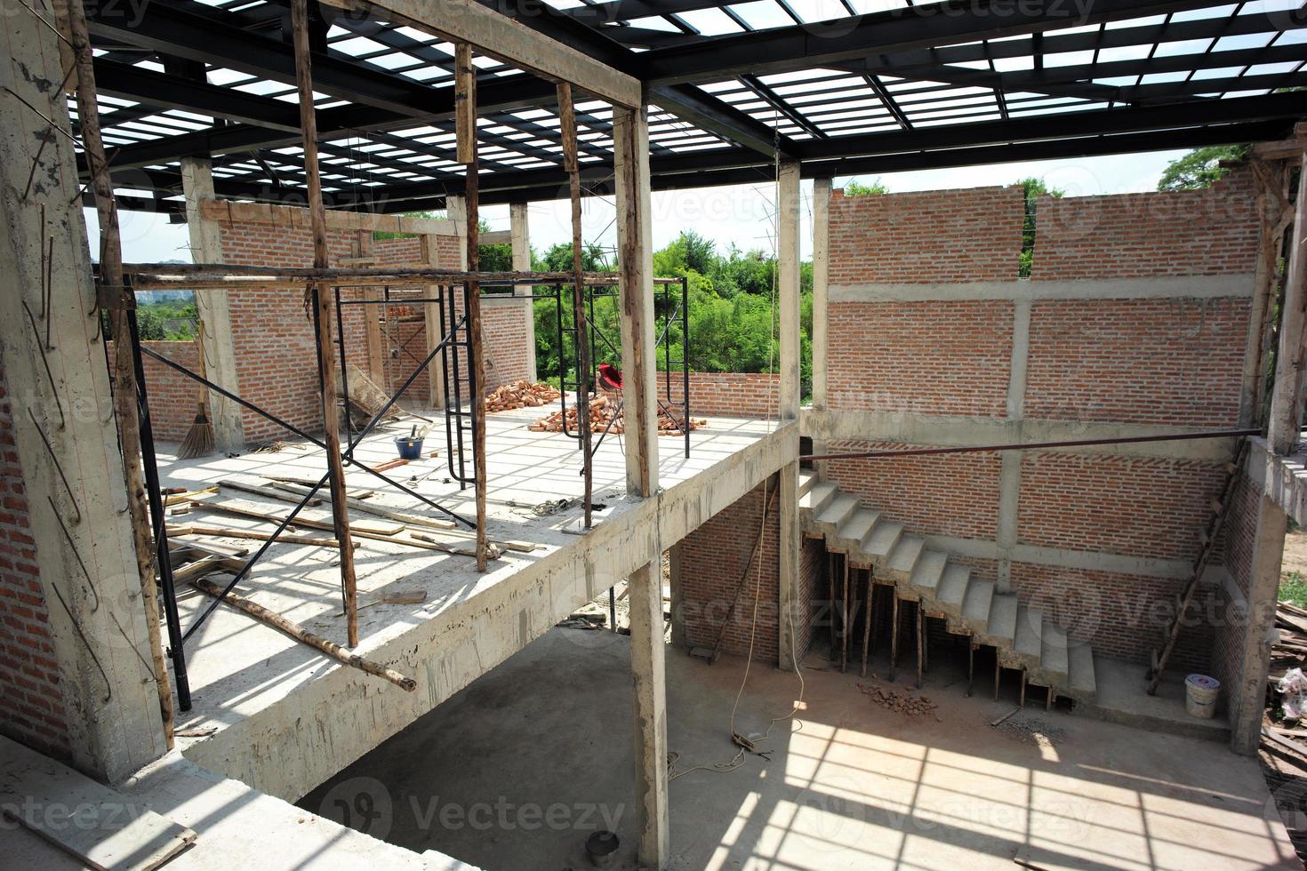 perspectiva dentro de la casa en construcción en el sitio foto