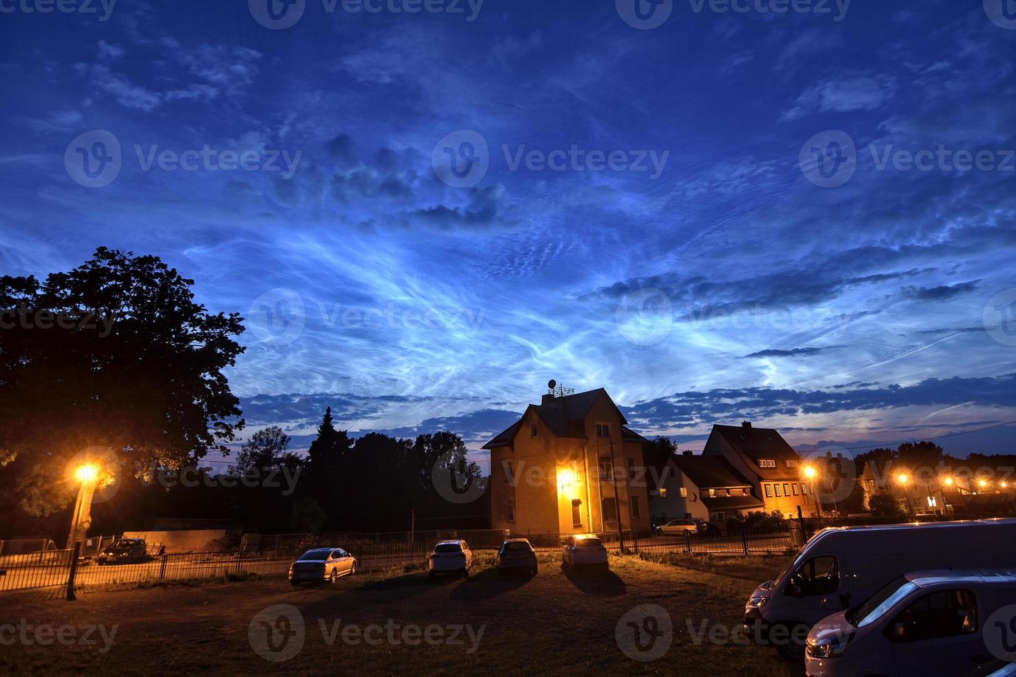 Nubes noctilucentes extremadamente brillantes y raras en la ciudad el 21 de junio de 2019 en una noche de verano en Alemania foto