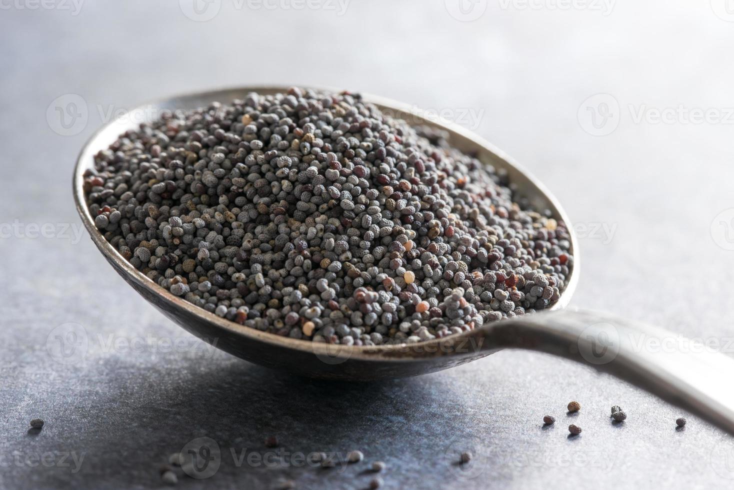 semillas de amapola en una cuchara foto