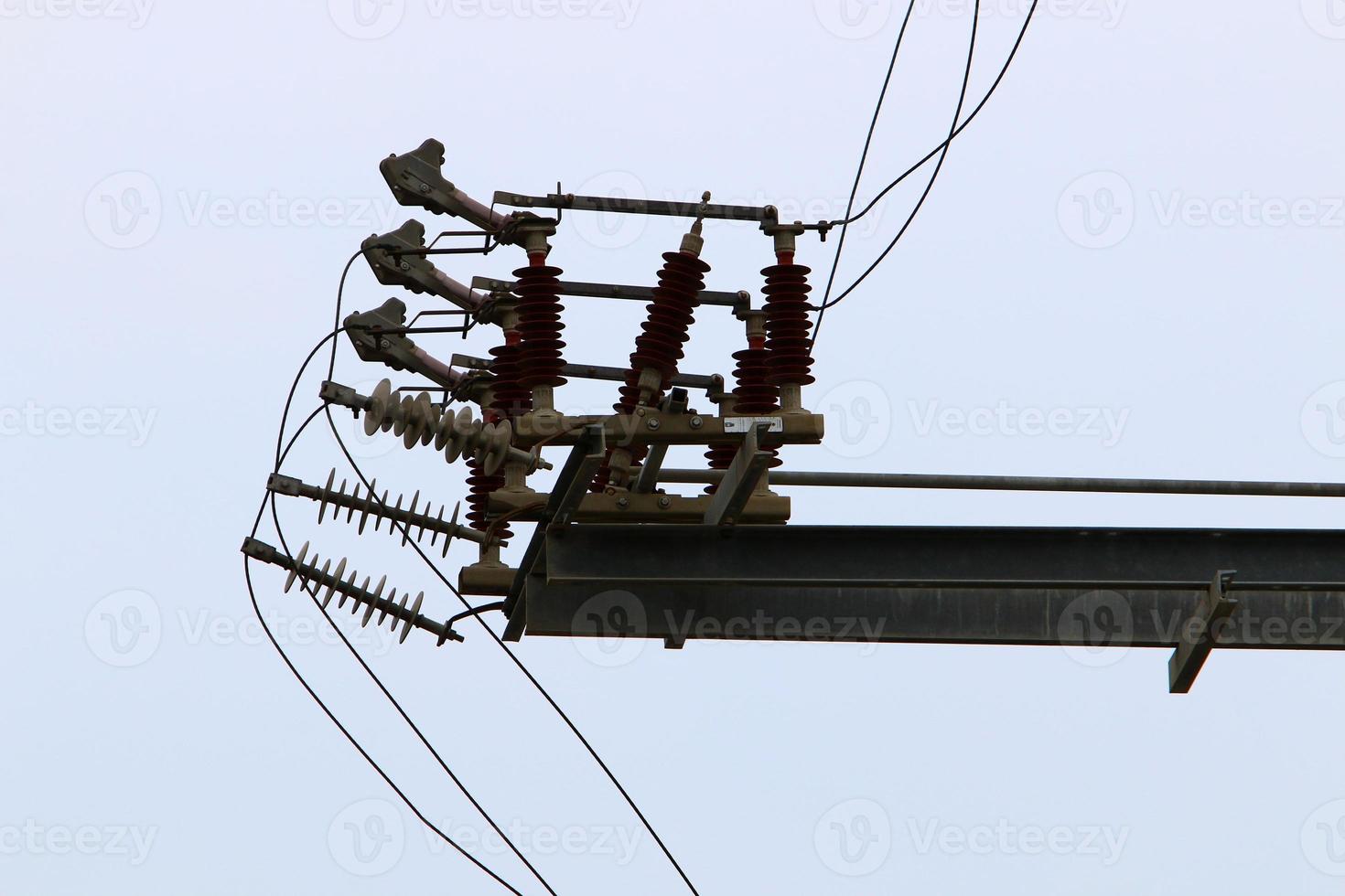 alambres en un poste que lleva corriente eléctrica de alto voltaje. foto