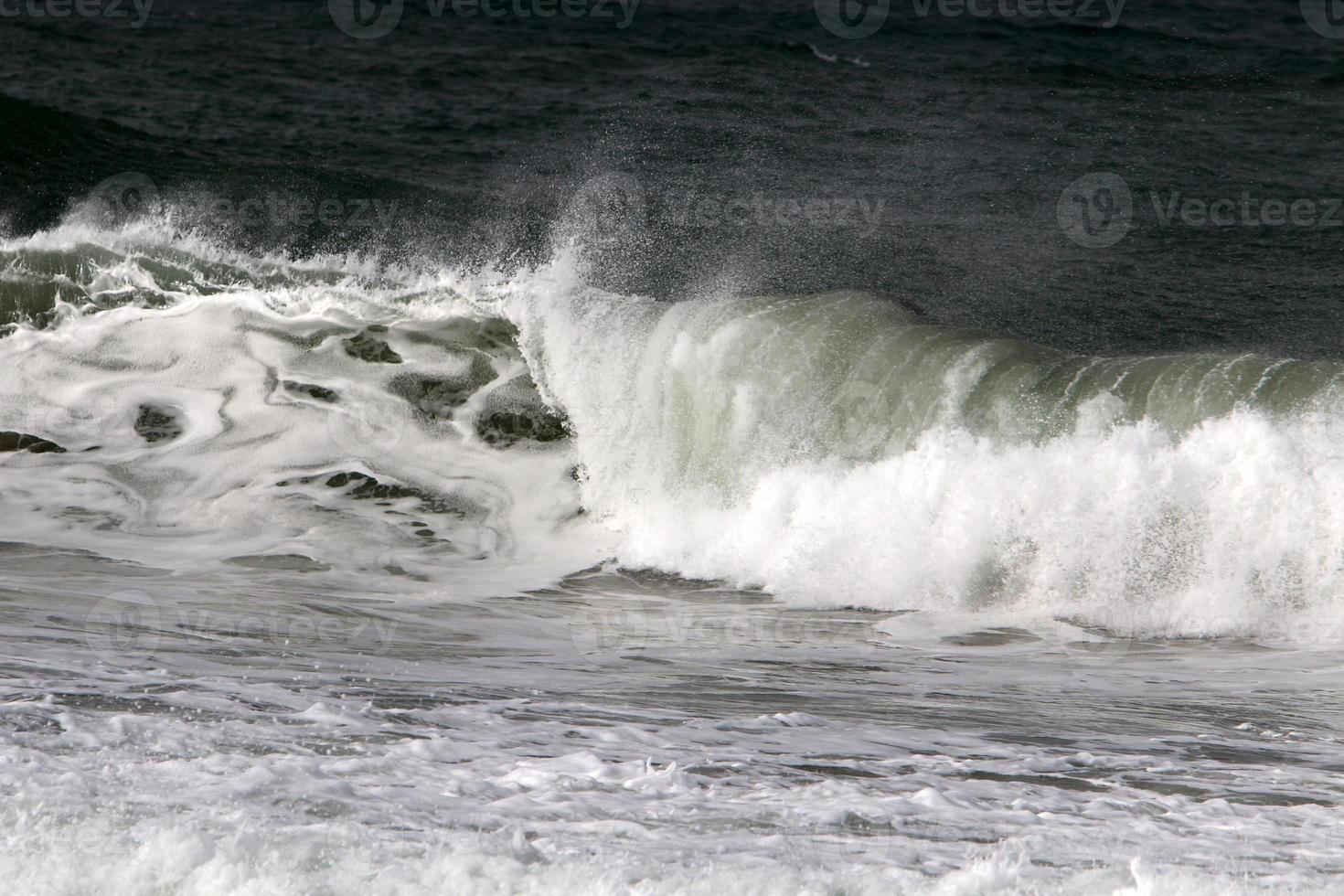 tormenta y viento en el mar mediterráneo en el norte de israel. foto