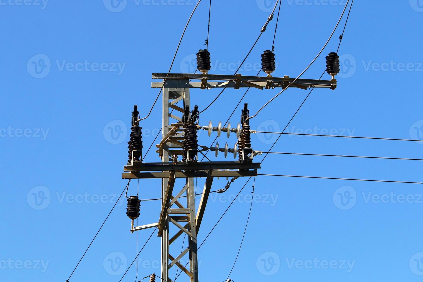 alambres en un poste que lleva corriente eléctrica de alto voltaje. foto