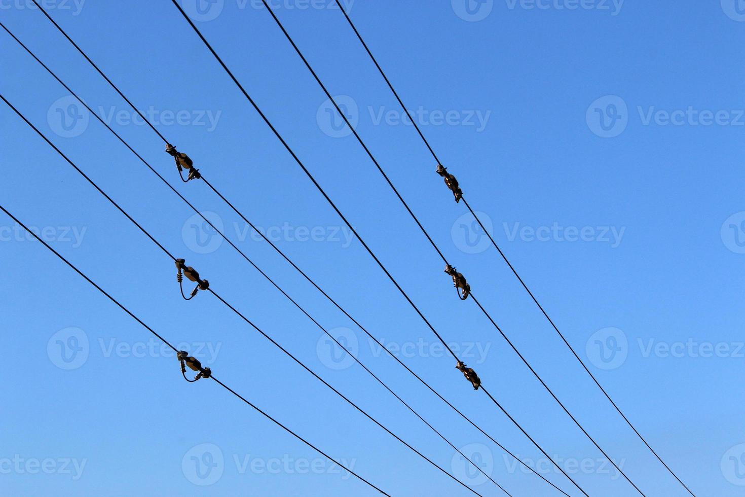 alambres en un poste que lleva corriente eléctrica de alto voltaje. foto