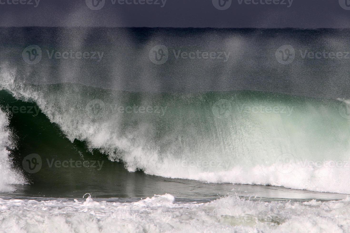 tormenta y viento en el mar mediterráneo en el norte de israel. foto