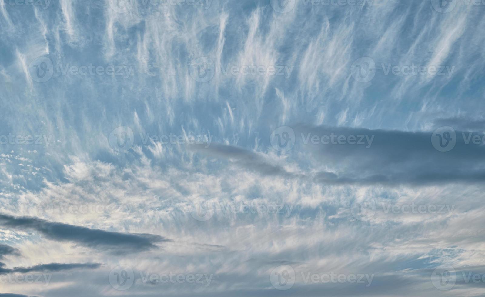 cielo con cirros y nubes estratos, fondo diurno contrastante de la naturaleza, cambio de clima, puesta de sol foto