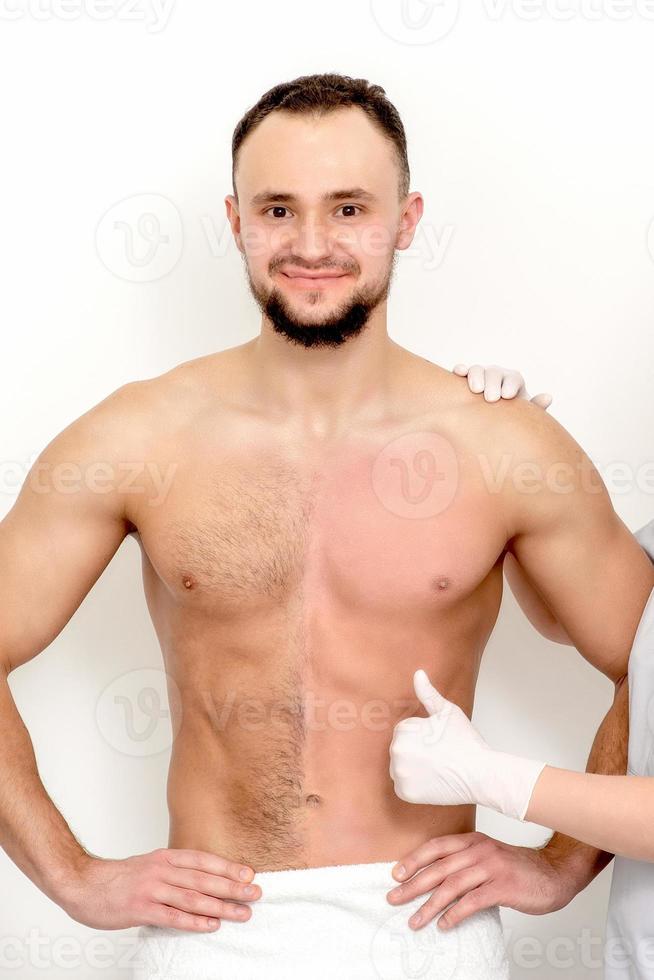 hombre con el torso desnudo antes y después de depilarse el cabello foto