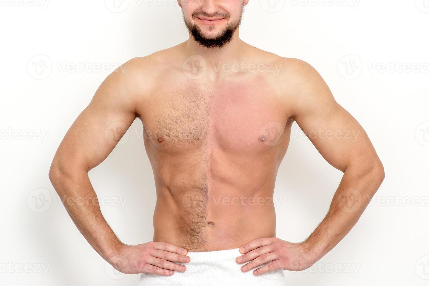 hombre con el torso desnudo antes y después de depilarse el cabello foto