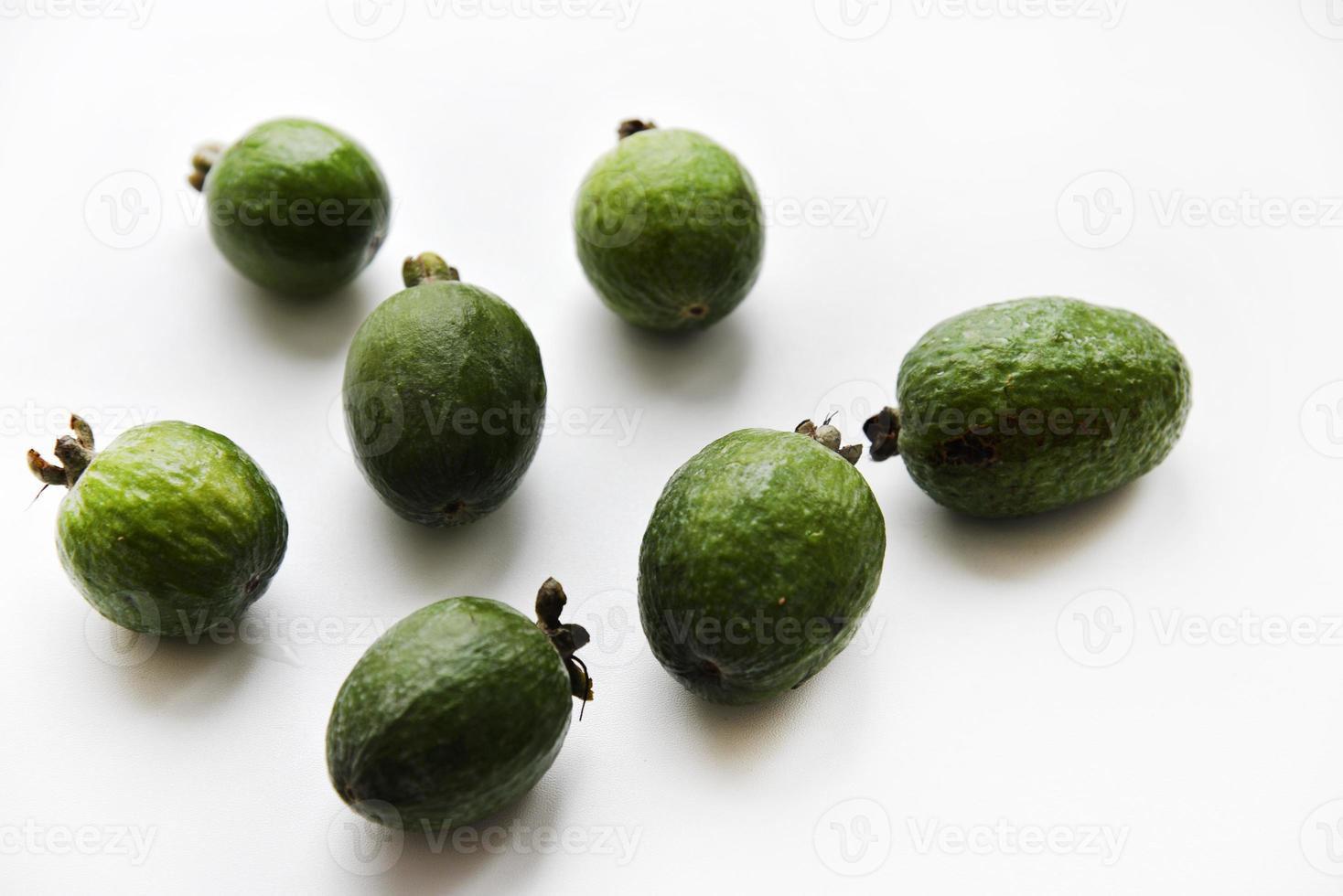 primer plano de frutos de feijoa verde sobre un fondo blanco. hermosos frutos de feijoa. foto