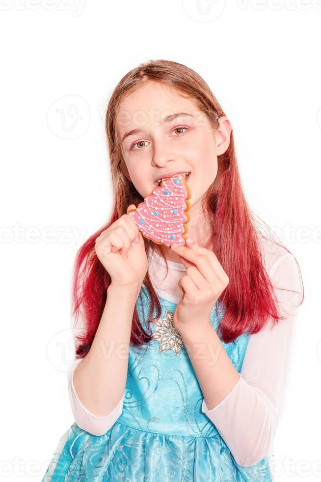 una adolescente come pan de jengibre en forma de árbol de navidad. retrato de niña aislado en blanco. foto