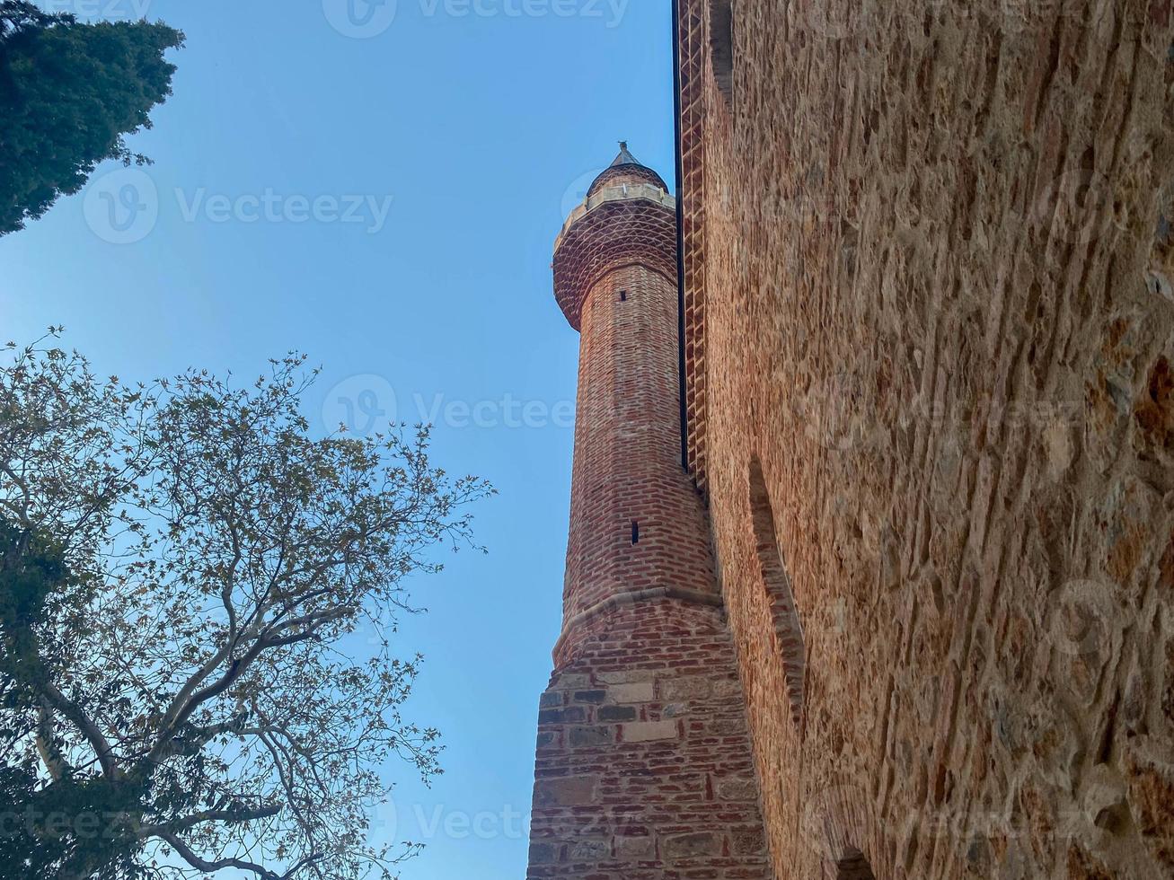 la mezquita islámica es una gran mezquita musulmana para las oraciones, un antiguo edificio de ladrillo antiguo con una torre alta en un cálido complejo turístico del sur del país tropical oriental foto