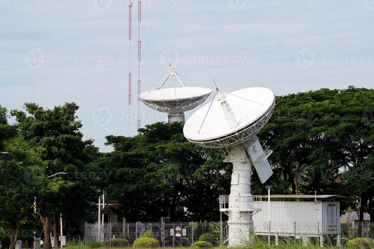 estación de recepción y control de satélites theos, el primer satélite de observación de recursos de tailandia. enfoque suave y selectivo. foto