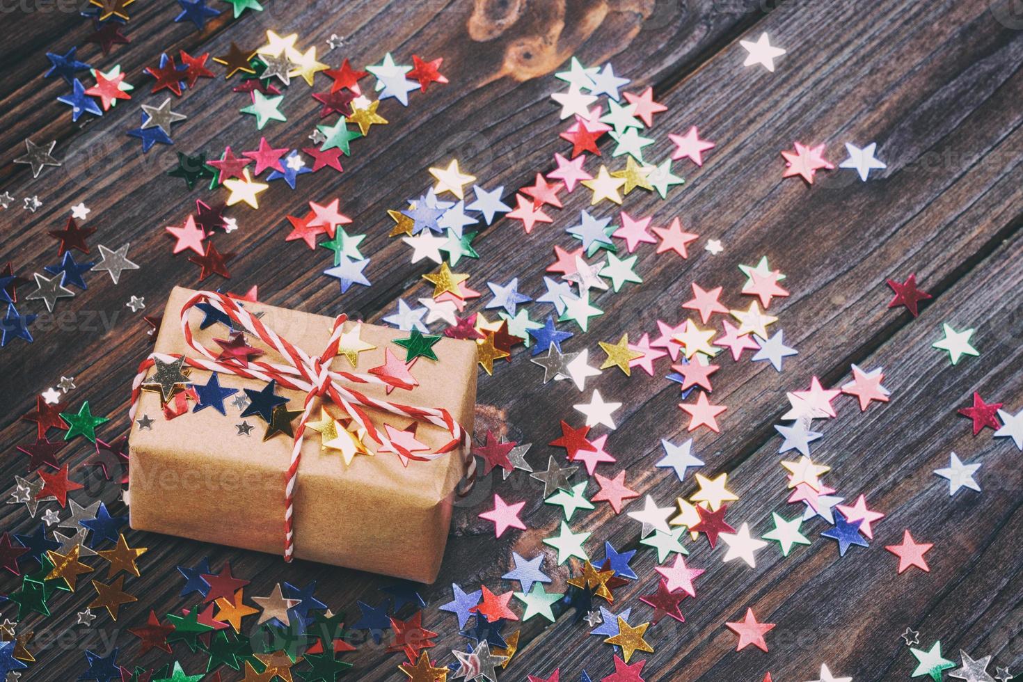 decoración de navidad con caja de regalo para celebración con estrella de confeti mejor fondo de vacaciones de navidad. tonificado foto