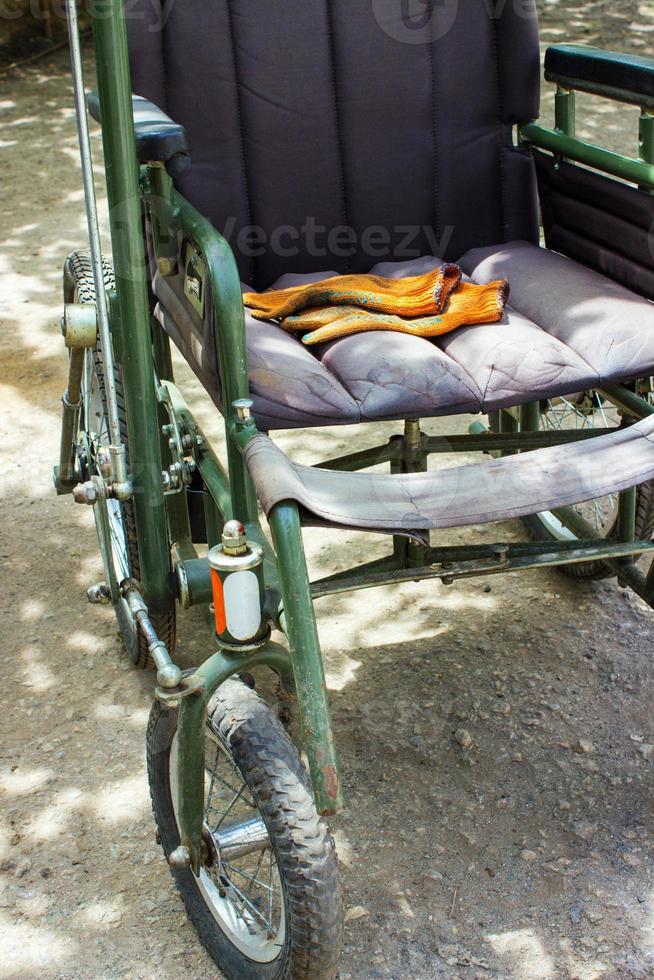 silla de ruedas para enfermos o discapacitados. silla de ruedas para enfermos o discapacitados. foto