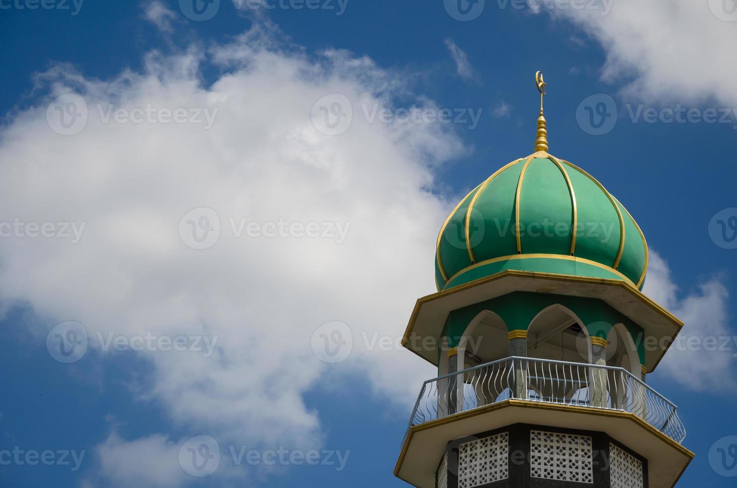 edificio azan de mezquita y cielo azul foto