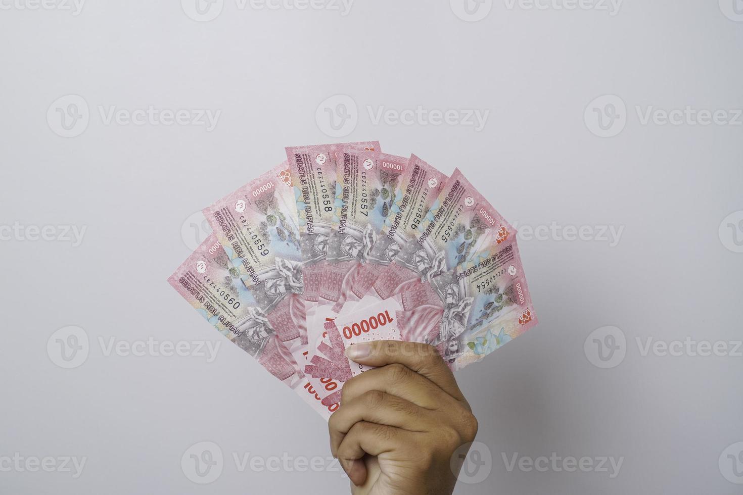 un retrato de nuevos billetes por rp.100,000 emitidos en 2022. moneda rupia indonesia foto