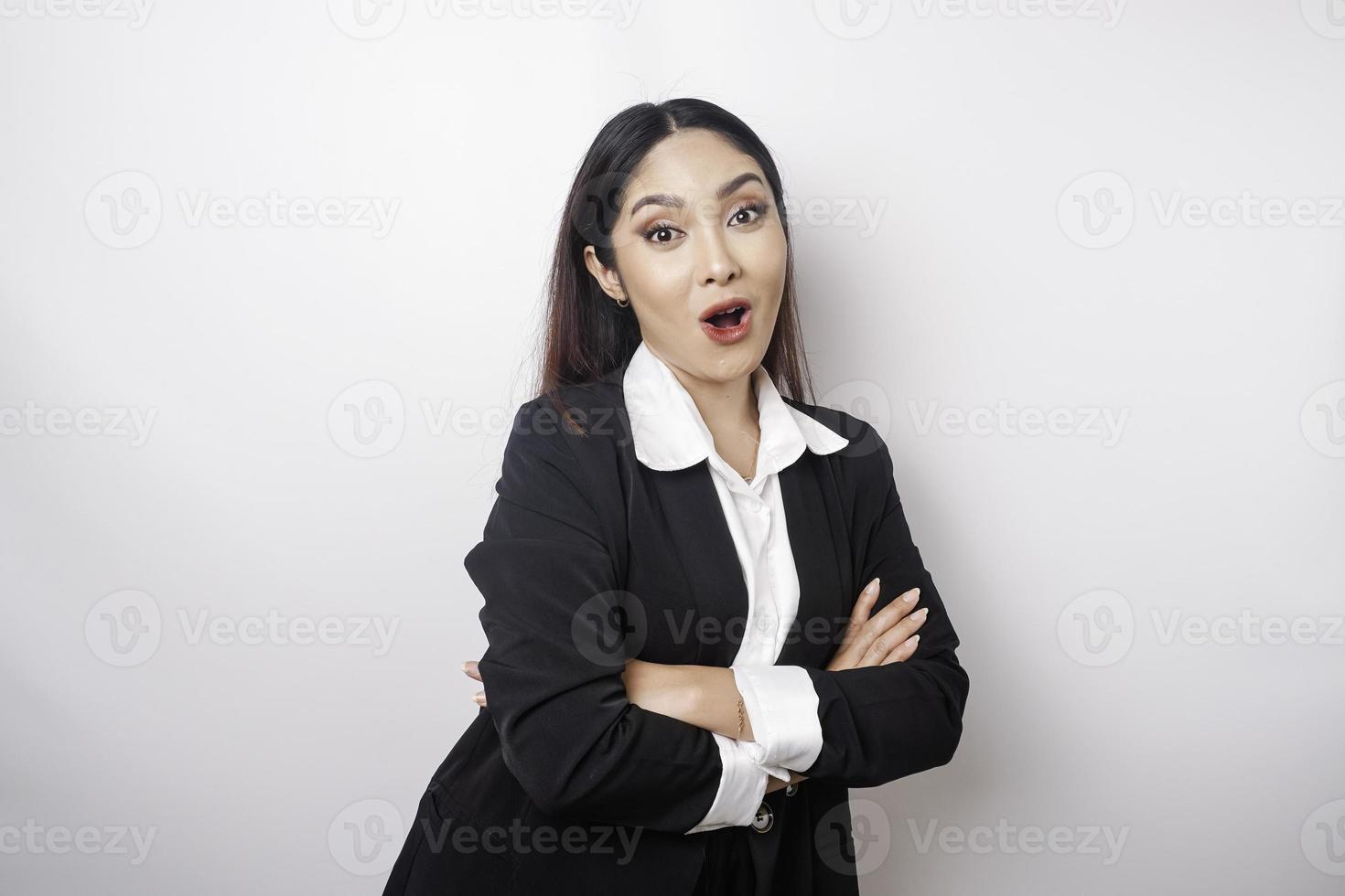 un retrato de una mujer asiática sorprendida con un traje negro, aislada por un fondo blanco foto