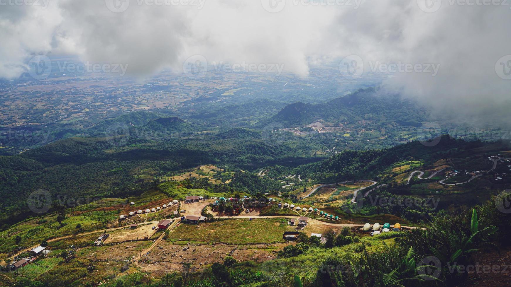 alta vista desde phu thap boek montaña provincia de phetchabun, tailandia. clima frío, altas montañas y niebla espesa. foto