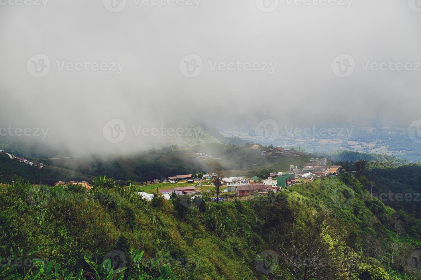 alta vista desde phu thap boek montaña provincia de phetchabun, tailandia. clima frío, altas montañas y niebla espesa. foto