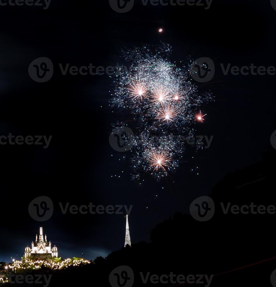 celebración de fuegos artificiales en el cielo oscuro foto