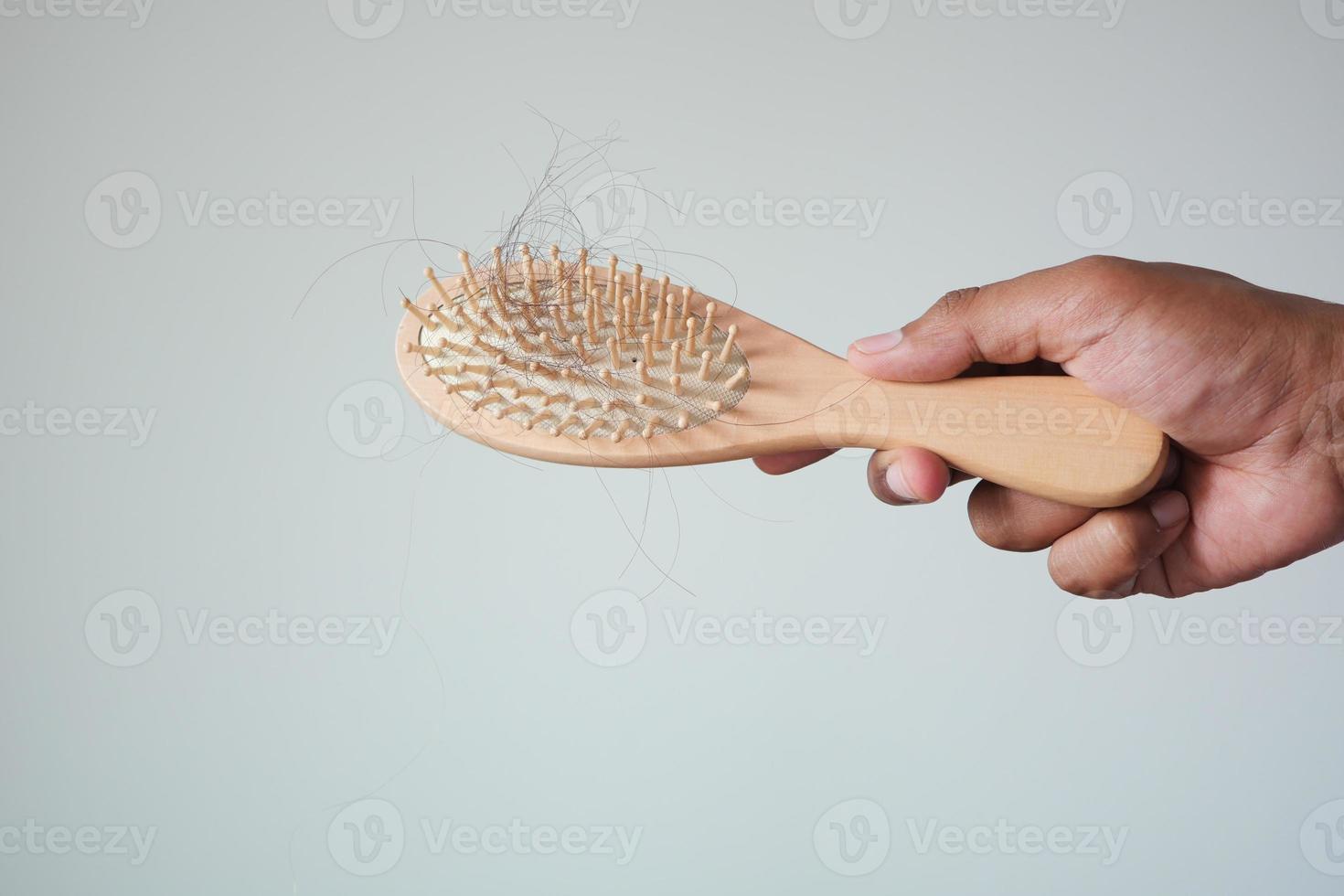 el hombre sostiene su lista de cabello de cerca foto