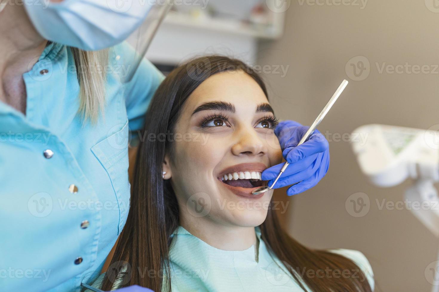 retrato de una paciente que recibe tratamiento en el dentista. dentista que examina los dientes de un paciente en el consultorio del dentista. foto