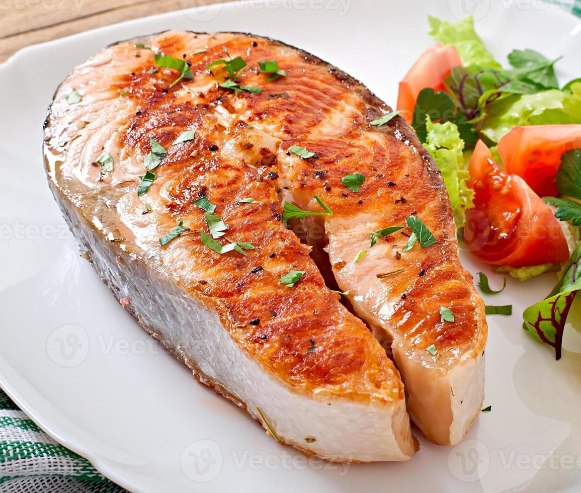 salmón a la parrilla con ensalada foto