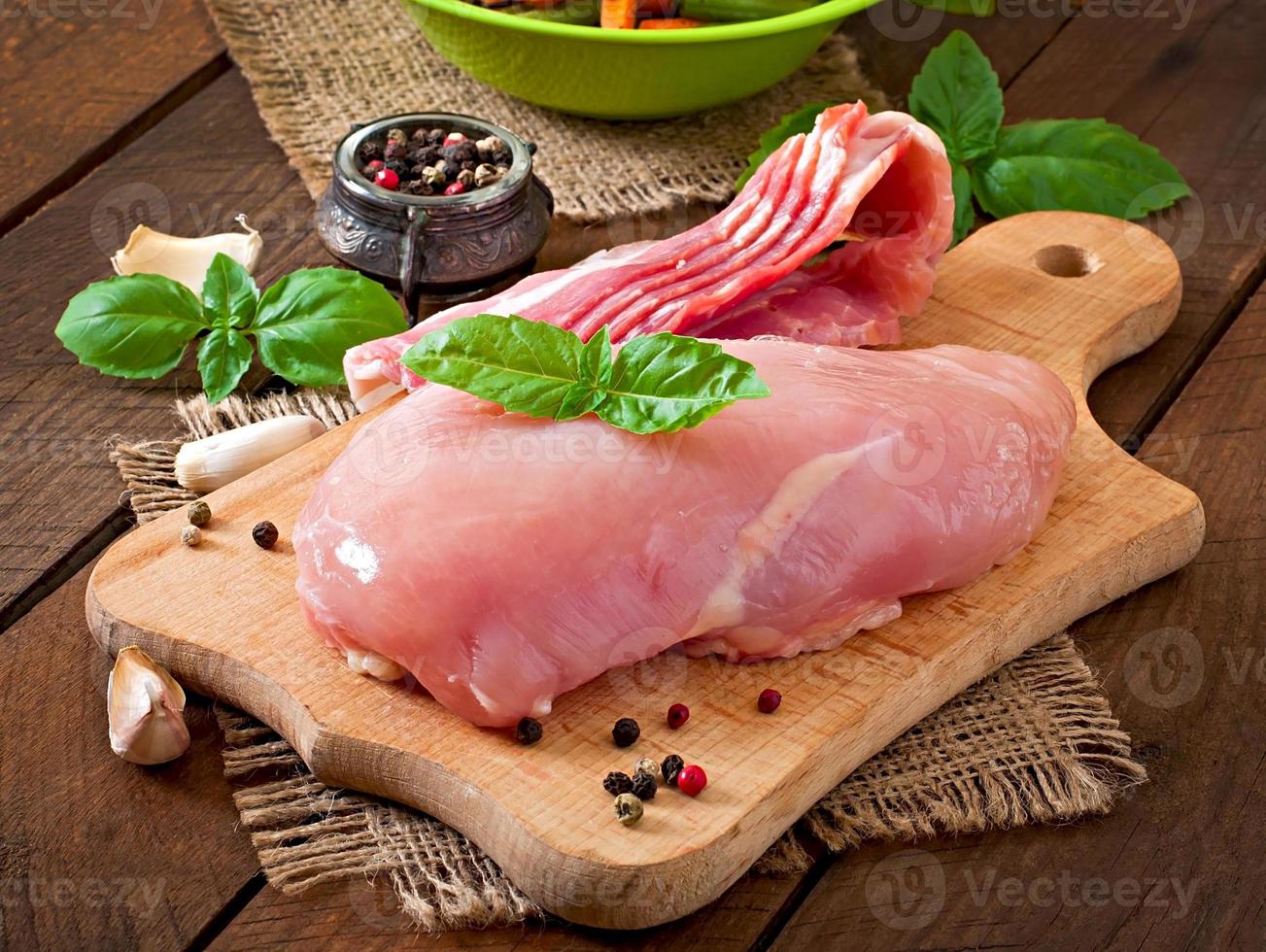 ingredientes crudos para cocinar rollos de pollo con verduras rellenas foto