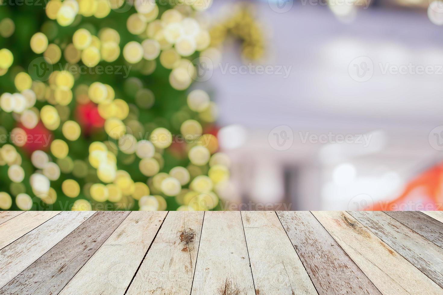 Mesa de madera vacía con árbol de navidad borroso con fondo de luz bokeh foto