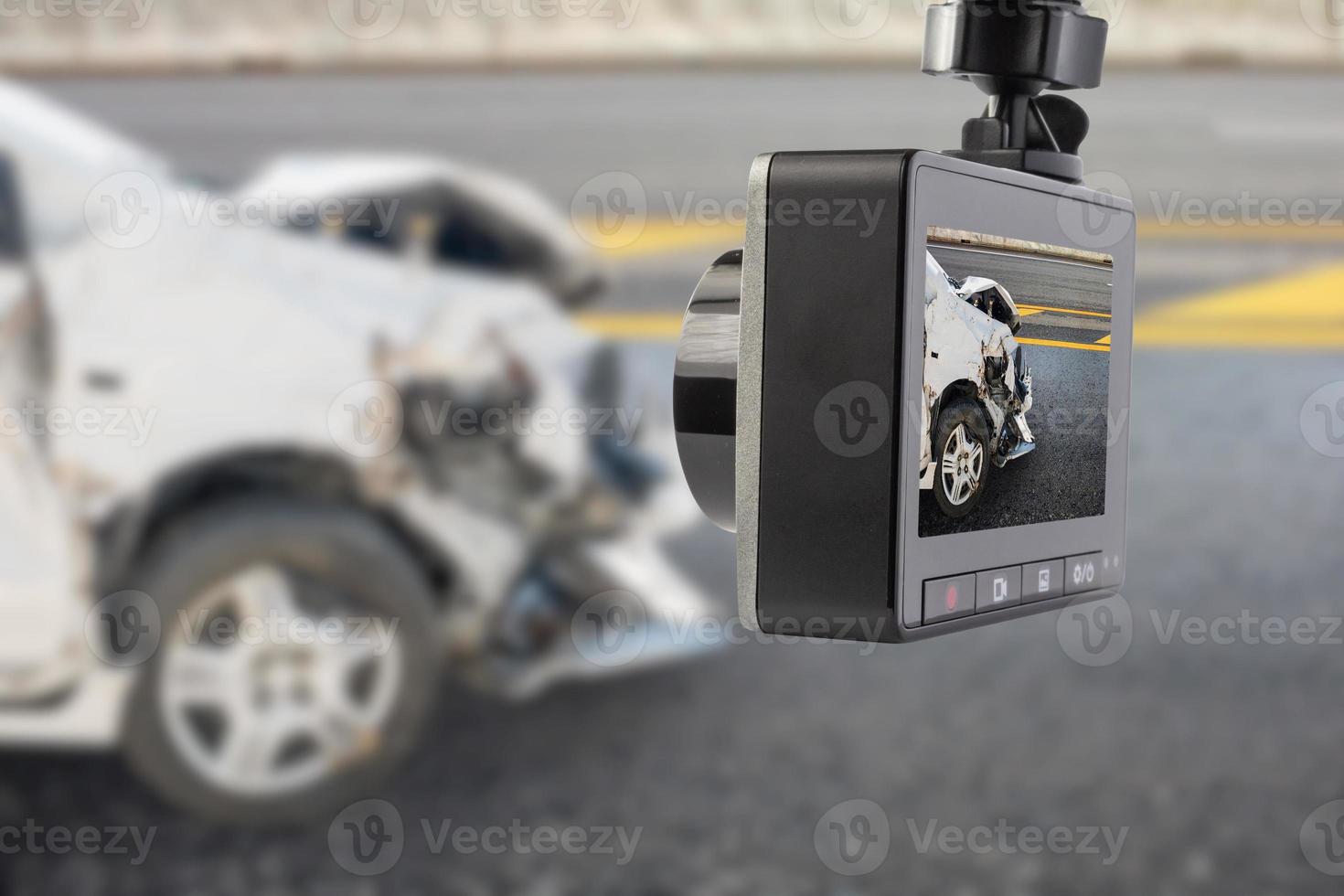 grabadora de video de cámara cctv de coche con accidente de coche en la carretera foto