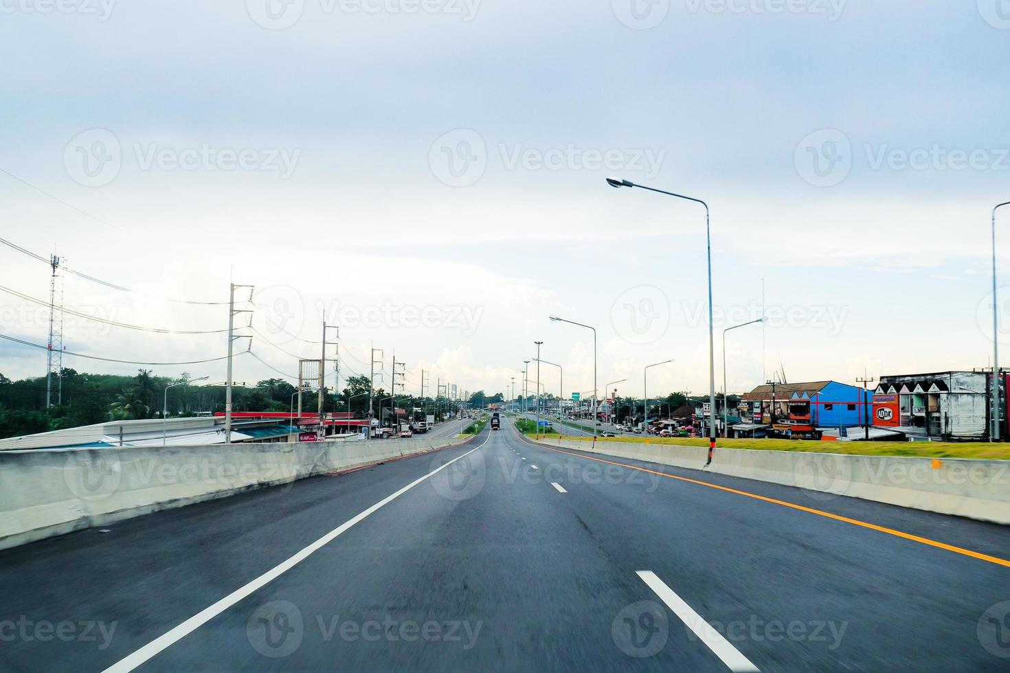 vista de la carretera nro. 4 en el sur de tailandia a la vista de un coche a toda velocidad. concepto de viaje foto