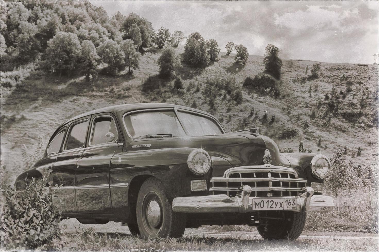 samara, rusia, 2016-08-06, viejo coche zim en el fondo de la montaña. zim es un coche raro. foto